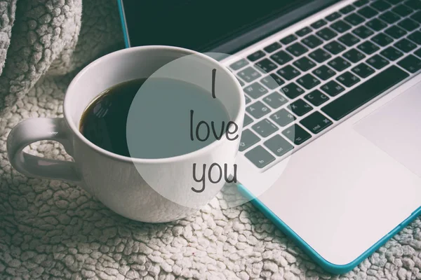 Beyaz fincan sıcak siyah kahve fincanı ve bilgisayar — Stok fotoğraf