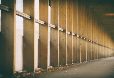  uzun ahşap köprü, ahşap arka plan, parkta bir köprü