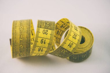 Dikiş santimetre sarı renk beyaz bir arka plan üzerinde