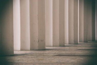 Beyaz sütunlar, büyük sütunlar, beyaz arka plan