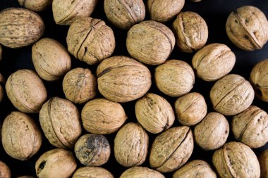 siyah bir arka plan üzerinde birçok ceviz yalan