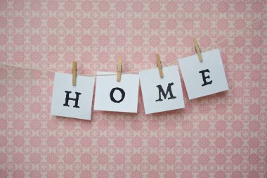 Beyaz yaprak kağıt üzerinde pıhtı pembe arka plan, beyaz sayfalarda