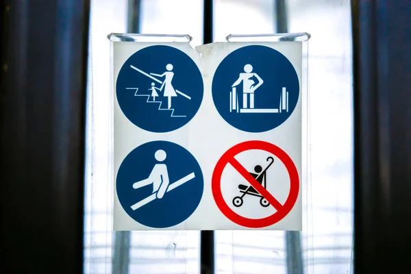 Nápisy na eskalátor, varovné příznaky, eskalátor v obchodním domě — Stock fotografie