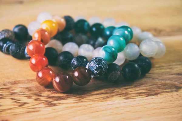 Bracelet agate avec perles de couleur, orange, vert blanc — Photo