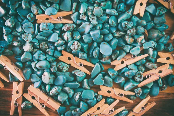 Fondo azul, turquesa gema sobre un fondo de madera con — Foto de Stock
