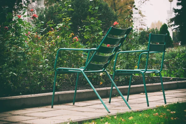 Металлические стулья в саду, зона отдыха в саду — стоковое фото