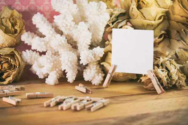 Hojas blancas de papel sobre fondo rosa, hojas blancas sobre coágulo — Foto de Stock