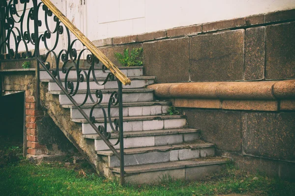 Vieil escalier, escaliers cassés, escaliers dans la maison — Photo