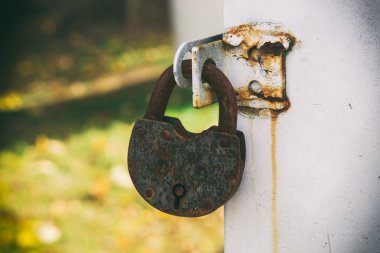 beyaz bir duvar ve sarı bir arka plan üzerinde asılı asma kilit