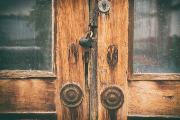 Ξύλινη πόρτα, παλαιά κλειδαριά, ξύλο υφή — Φωτογραφία Αρχείου