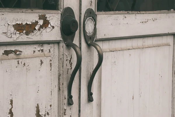 Ahşap kapı, eski kilit, ahşap doku — Stok fotoğraf
