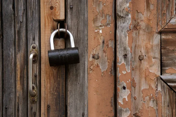 Porta in legno, vecchia serratura, struttura in legno — Foto Stock