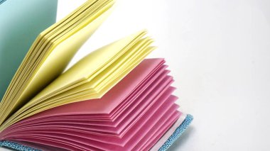 bir beyaz arka plan üzerinde renkli yaprakları, bir Notep renkli çıkartmalar