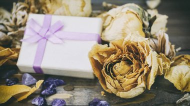 hediye kutusu mücevher kutusu ahşap arka plan, Sarı gül için