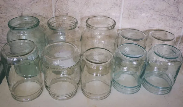 Guci, kaleng untuk kosong, banyak toples kaca — Stok Foto