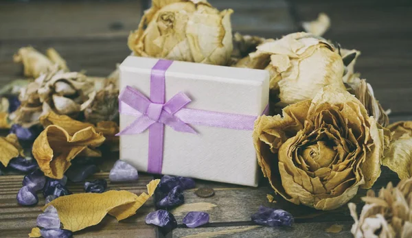 Подарункова коробка для ювелірної коробки на дерев'яному фоні, жовті троянди — стокове фото