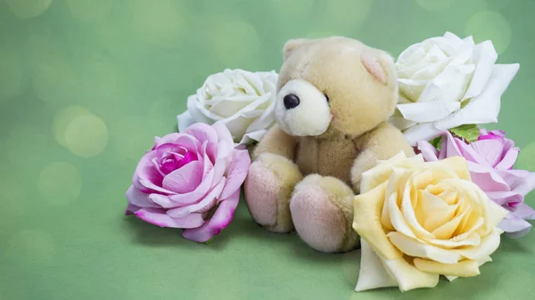 Ведмедик і троянди, зелений фон, романтична композиція — стокове фото