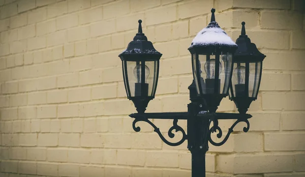 Pouliční lampa s sněhu, zimní Lucerna, smrk se sněhem — Stock fotografie