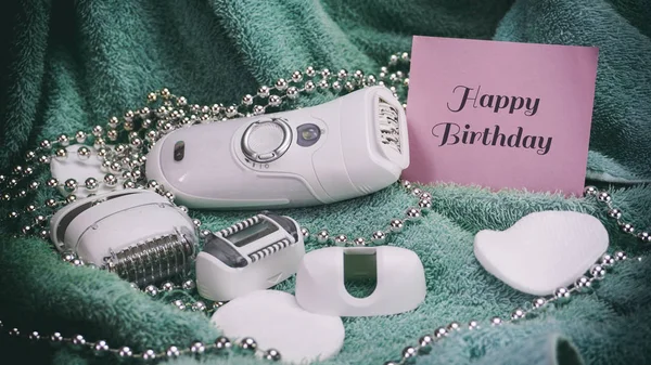 Epilator cu fundal turcoaz, cuvinte pe hârtie roz — Fotografie, imagine de stoc