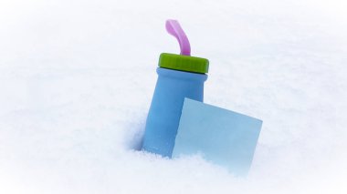 Çay şişelerde kar, beyaz kar, kağıt