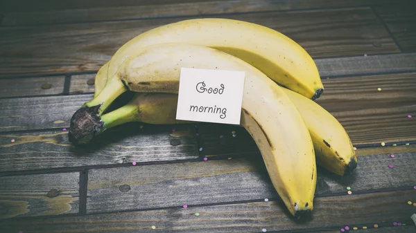 Bananes sur fond bois, papier à lettres sur banane — Photo