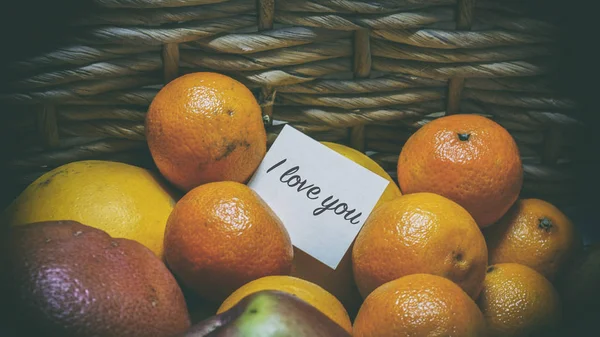 Μανταρίνια, πορτοκάλια και γκρέιπφρουτ είναι σε ένα καλάθι λυγαριά, δεν — Φωτογραφία Αρχείου
