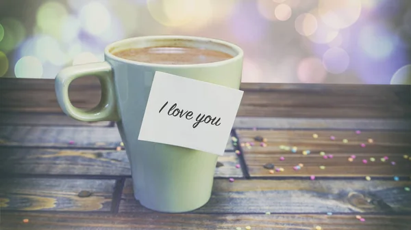 Taza de té en una mesa de madera, las palabras en la pegatina de papel — Foto de Stock