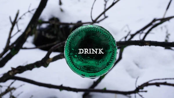 O fundo da garrafa de cerveja, as palavras no autocolante — Fotografia de Stock