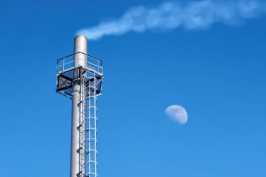 Endüstriyel gaz kazanının paslanmaz çeliğinden yapılmış yüksek baca.