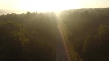Uçuş gündoğumu Road'da üzerinde.