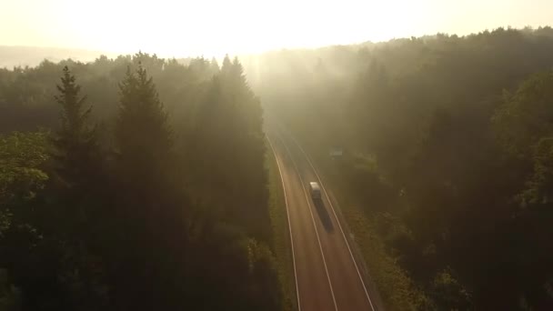 Політ над дорогою на сході сонця . — стокове відео