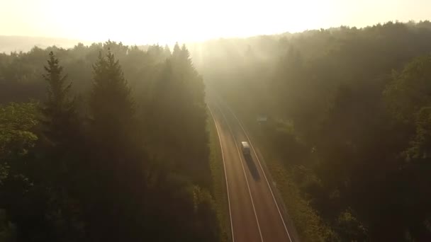 Vuelo sobre la carretera al amanecer . — Vídeos de Stock