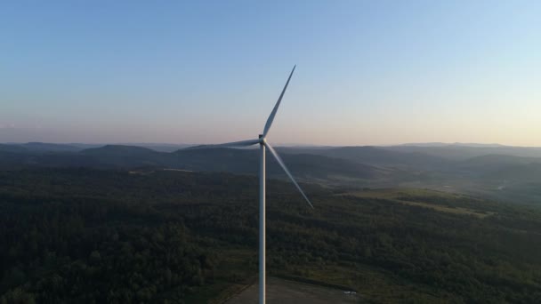 Flygfoto zoomar ut från en nära upp en att avslöja tre vindkraftverk — Stockvideo