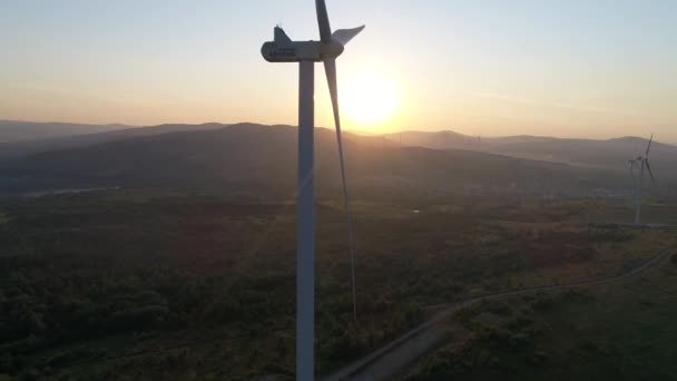 Luchtfotografie de windgenerator van de hoogte — Stockvideo