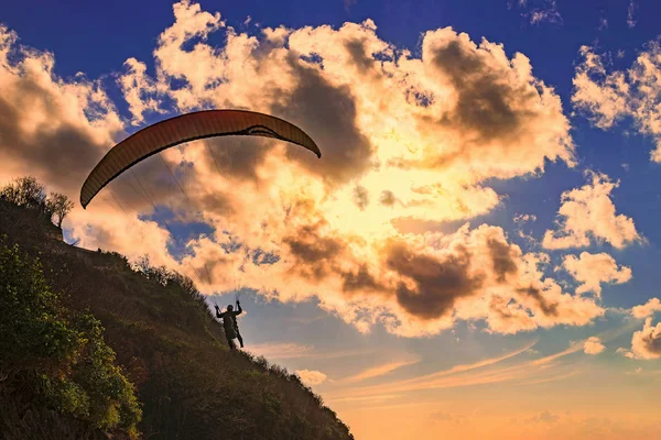 Paraglider flying in Bali — Stock Photo, Image
