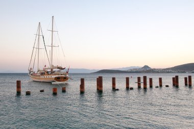 Yelkenli tekne, okyanus ve gün batımı. Bodrum liman, Türkiye