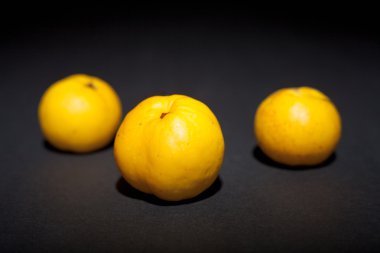 Ayva siyah bir zemin üzerine