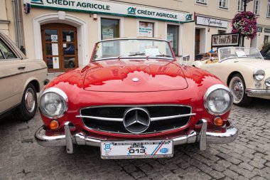 Mercedes-Benz 190 Sl, önden görünüm, retro tasarım aracı. Sergi o