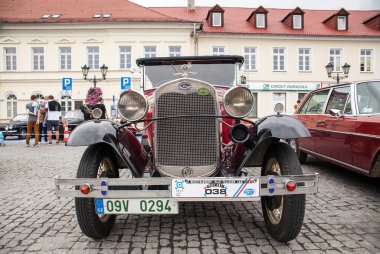 Ford, önden görünüm, retro tasarım aracı. Sergi vintage arabalar. 