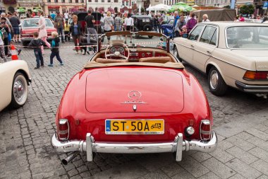 Mercedes 190 Sl, önden görünüm, retro tasarım aracı. Vin Sergisi