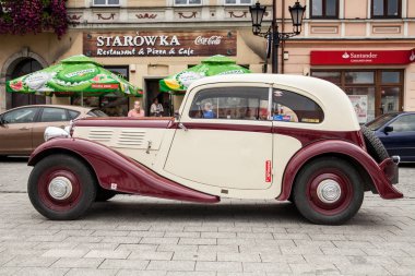 Eski araba Praga, yan görünüm, retro tasarım araba. Vintag Sergisi