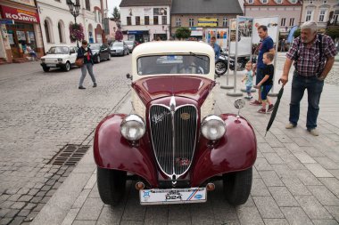 Eski araba Praga, önden görünüm, retro tasarım araba. Vinta Sergisi