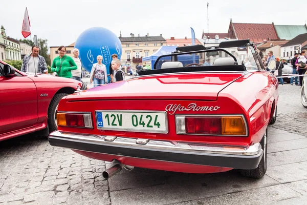 Красный старый Alfa Romeo, вид спереди, автомобиль ретро-дизайна. Выставки — стоковое фото