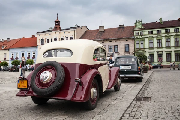 Staré auto Praga, pohled zezadu, retro designu vozu. Výstava vinobr — Stock fotografie