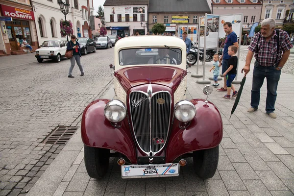 Старая машина Прага, вид спереди, ретро дизайн автомобиля. Выставка винты — стоковое фото