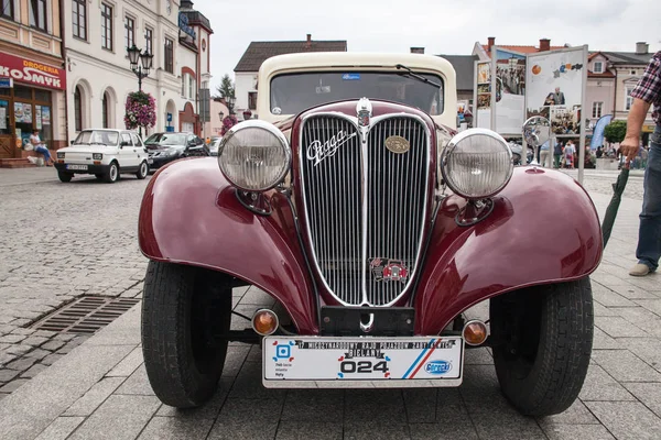 Старая машина Прага, вид спереди, ретро дизайн автомобиля. Выставка винты — стоковое фото