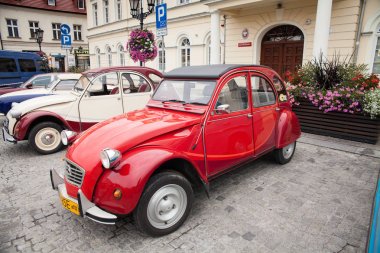 Citroen 2cv6 Club, yan görünüm, retro tasarım aracı. Sergi VI
