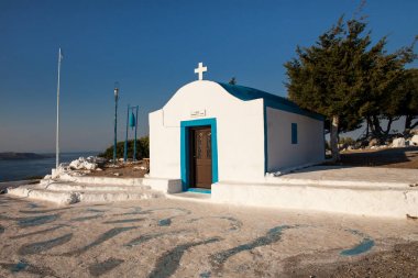 Küçük beyaz chapel hill gör. Faliraki, Yunanca Küçük kilisede