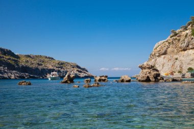 Anthony Quinn Bay, Rhodes Faliraki içinde. Güzel plaj Rodos Adası. Şehrin Faliraki, Yunanistan'ın en güzel koylarından biri olan.