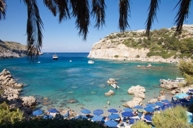 Anthony Quinn Bay, Rhodes Faliraki içinde. Güzel plaj Rodos Adası. Şehrin Faliraki, Yunanistan'ın en güzel koylarından biri olan.